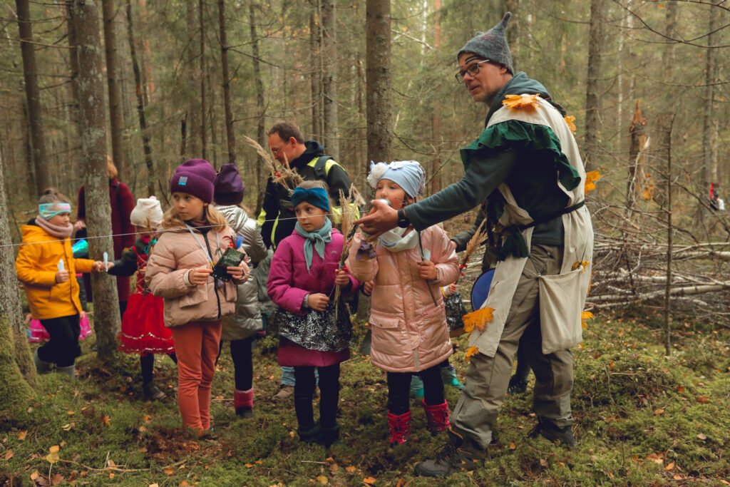 Teatralizuotas festivalis šeimoms „Miško burtai", renginys vaikams gamtoje